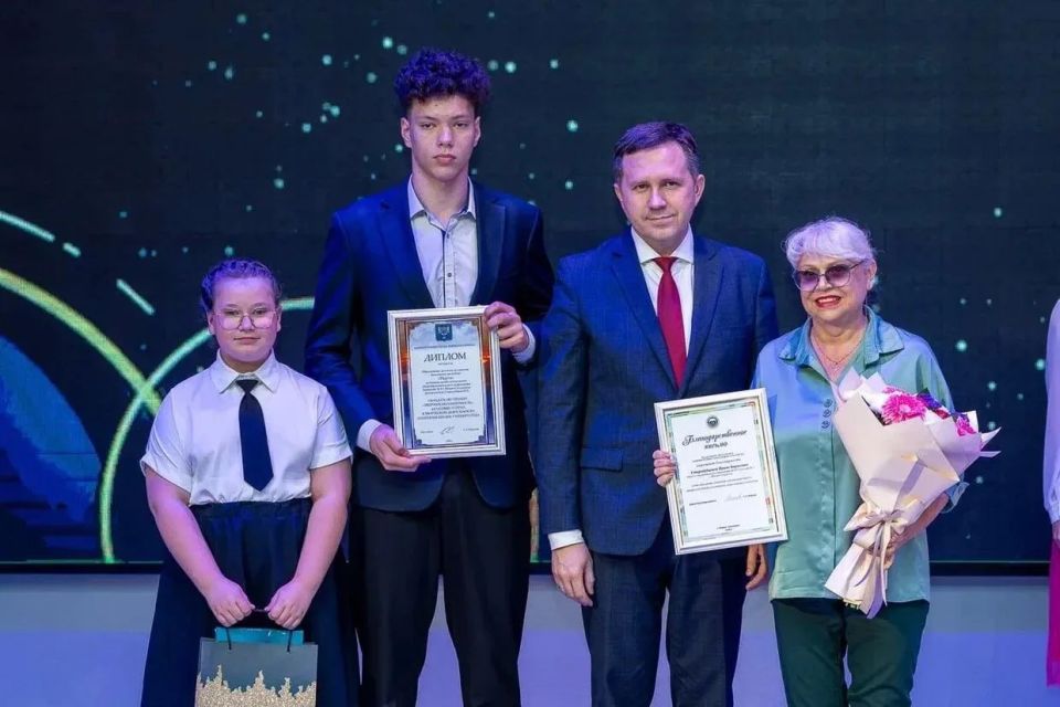 В Южно-Сахалинске отметили успехи талантливых учеников! В Южно-Сахалинске отметили успехи талантливых учеников!