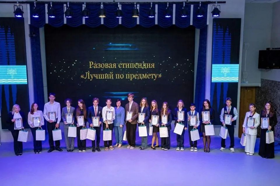 В Южно-Сахалинске отметили успехи талантливых учеников! В Южно-Сахалинске отметили успехи талантливых учеников!