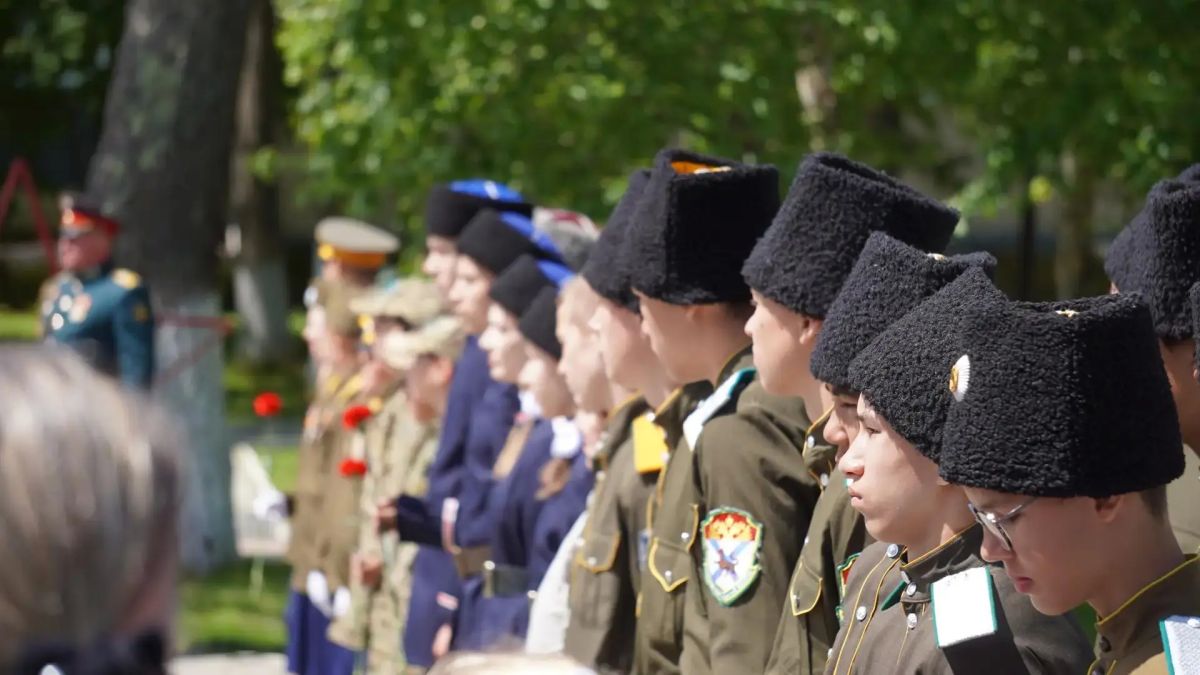 В Аниве впервые зажгли Вечный огонь В Аниве впервые зажгли Вечный огонь
