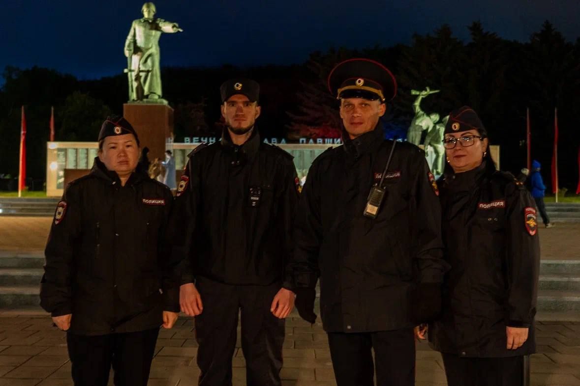 ЧТИМ И ПОМНИМ. Сахалинские полицейские зажгли свечи у мемориала Славы в 85ю годовщину начала Великой Отечественной войны Ранним утром 22 июня 2026 года, ровно в 4 часа, в Южно-Сахалинске прошла всероссийская акция «Свеча... ЧТИМ И ПОМНИМ. Сахалинские полицейские зажгли свечи у мемориала Славы в 85ю годовщину начала Великой Отечественной войны Ранним утром 22 июня 2026 года, ровно в 4 часа, в Южно-Сахалинске прошла всероссийская акция «Свеча...