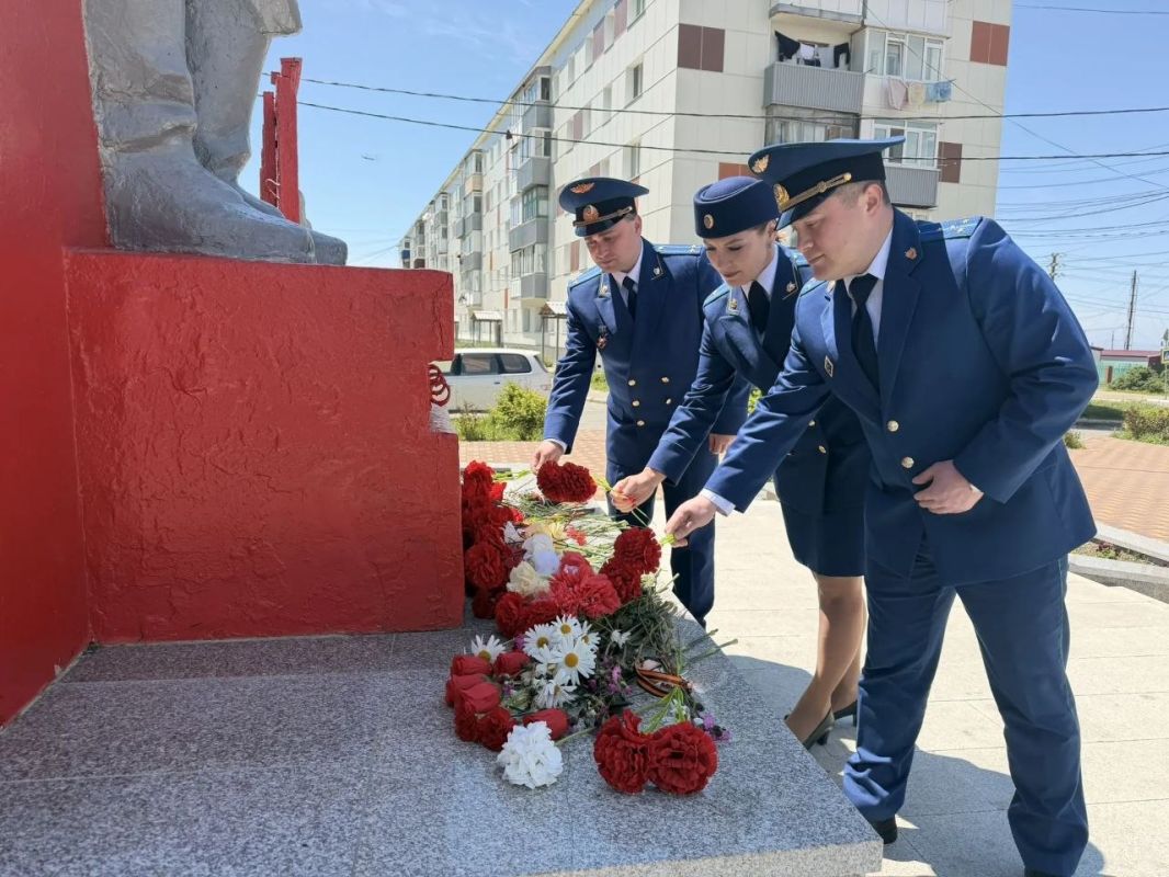 В День памяти и скорби работники городских, районных и специализированных прокуратур возложили цветы к памятникам павших героев В День памяти и скорби работники городских, районных и специализированных прокуратур возложили цветы к памятникам павших героев