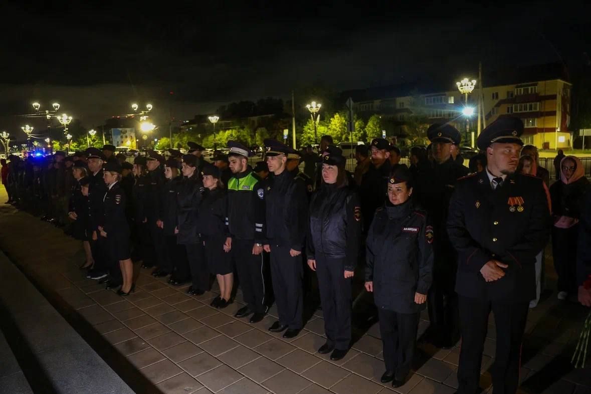 ЧТИМ И ПОМНИМ. Сахалинские полицейские зажгли свечи у мемориала Славы в 85ю годовщину начала Великой Отечественной войны Ранним утром 22 июня 2026 года, ровно в 4 часа, в Южно-Сахалинске прошла всероссийская акция «Свеча... ЧТИМ И ПОМНИМ. Сахалинские полицейские зажгли свечи у мемориала Славы в 85ю годовщину начала Великой Отечественной войны Ранним утром 22 июня 2026 года, ровно в 4 часа, в Южно-Сахалинске прошла всероссийская акция «Свеча...