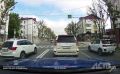 Комбо на красный: в Южно-Сахалинске водитель за несколько секунд дважды грубо нарушил ПДД