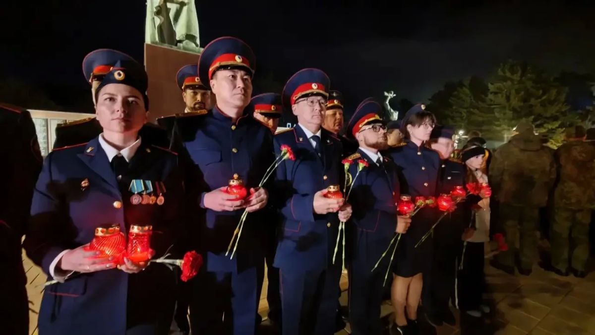 Сотрудники Восточного межрегионального следственного управления на транспорте СК России приняли участие в акции «Свеча памяти» Сотрудники Восточного межрегионального следственного управления на транспорте СК России приняли участие в акции «Свеча памяти»
