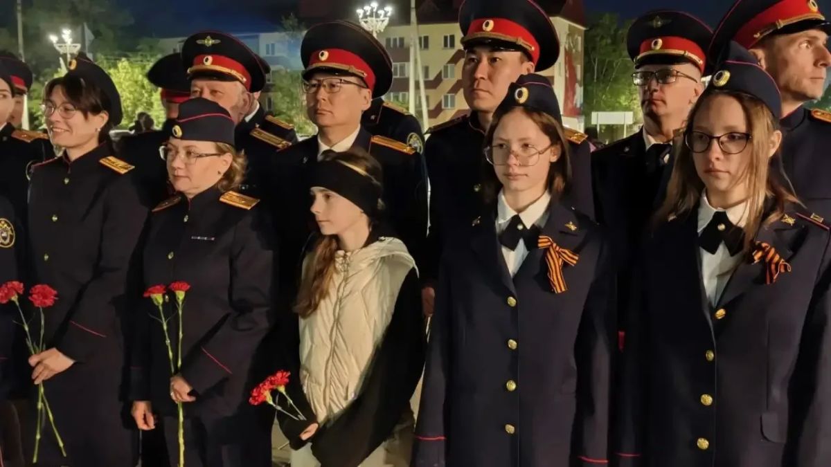Сотрудники Восточного межрегионального следственного управления на транспорте СК России приняли участие в акции «Свеча памяти» Сотрудники Восточного межрегионального следственного управления на транспорте СК России приняли участие в акции «Свеча памяти»