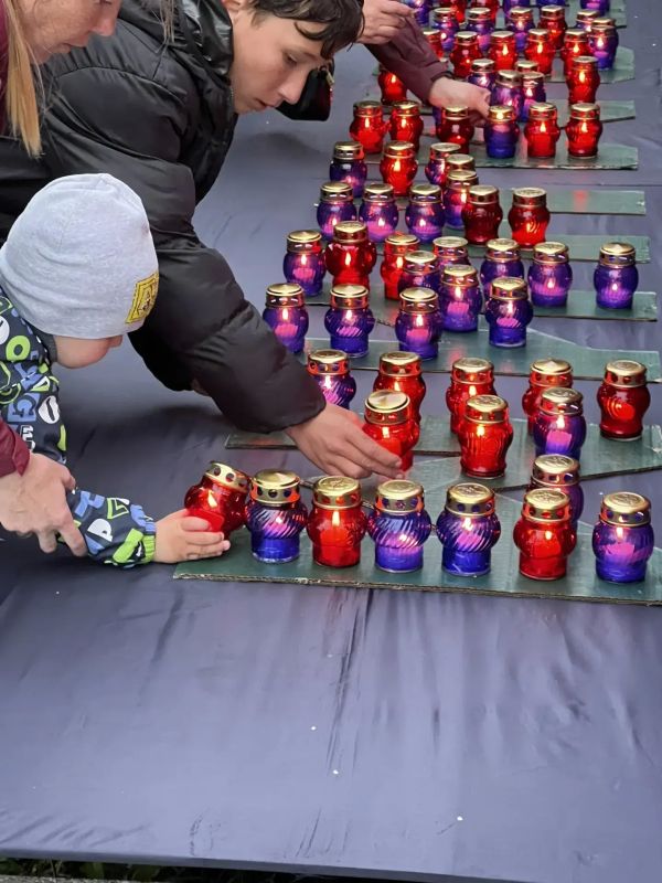 Сила памяти. В День памяти и скорби на территории Рейдовского сельского клуба прошла всероссийская акция «Свеча памяти» — момент тишины, уважения и глубокой благодарности тем, кто подарил нам мирное будущее Сила памяти. В День памяти и скорби на территории Рейдовского сельского клуба прошла всероссийская акция «Свеча памяти» — момент тишины, уважения и глубокой благодарности тем, кто подарил нам мирное будущее