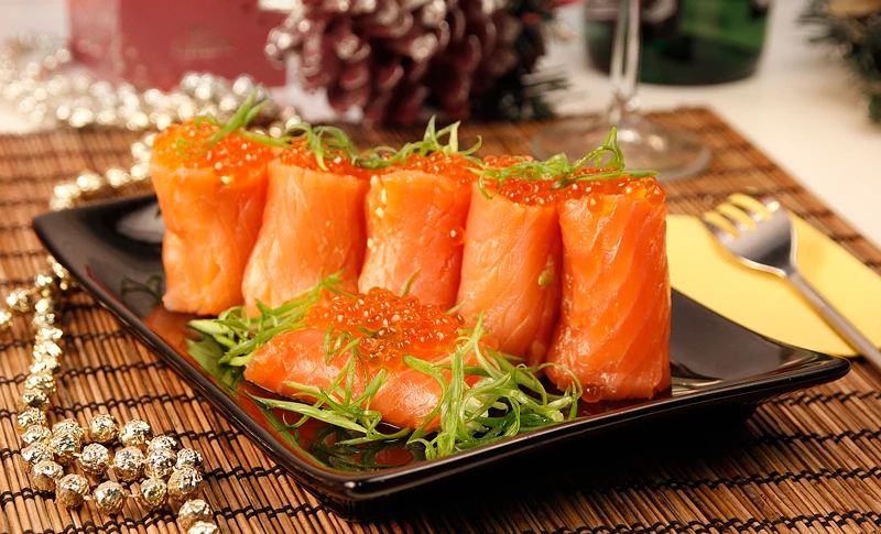 Ролл с красной икрой: вкус, который покоряет сердца гурманов