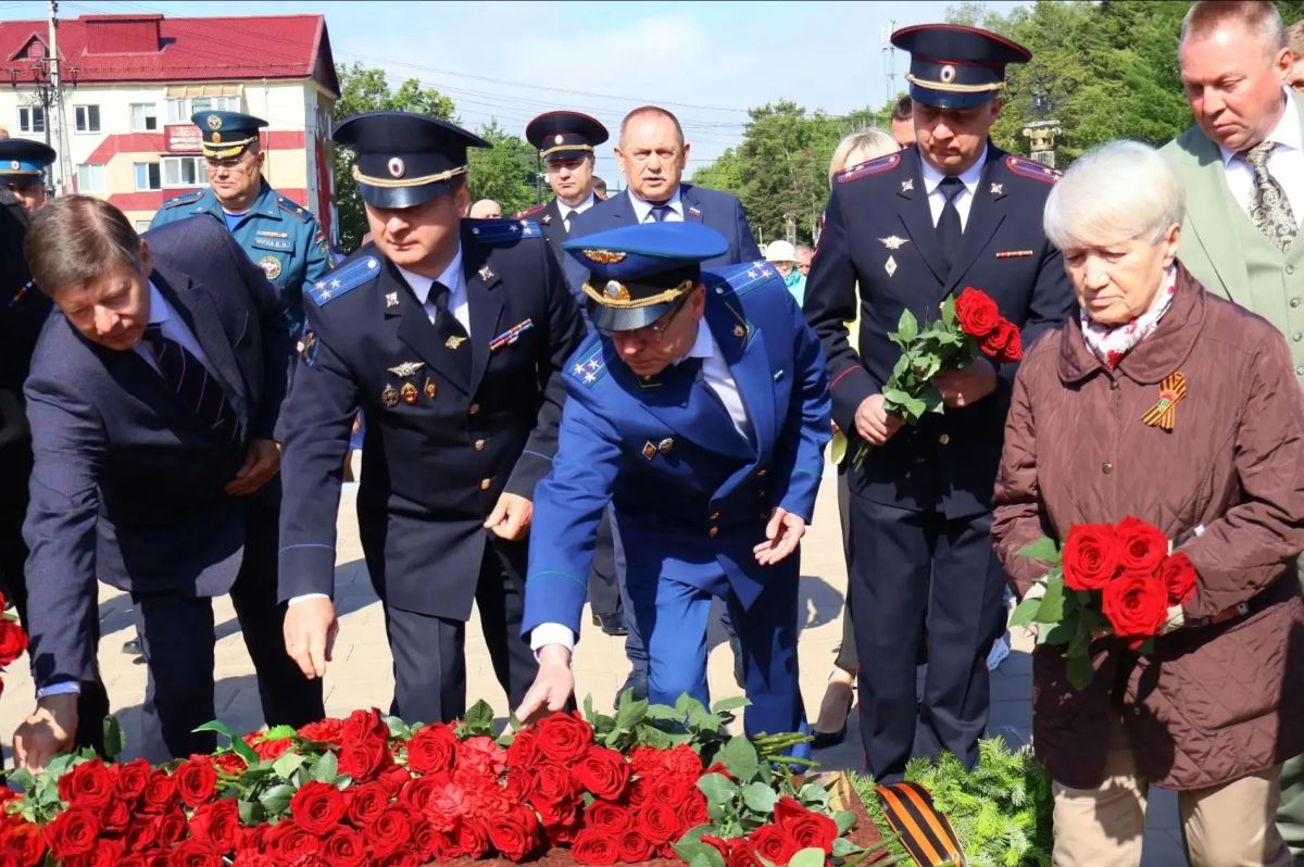 Сегодня, 22 июня 2026 года, первый заместитель прокурора Сахалинской области Дмитрий Силин принял участие в торжественной церемонии возложения цветов к Вечному огню Сегодня, 22 июня 2026 года, первый заместитель прокурора Сахалинской области Дмитрий Силин принял участие в торжественной церемонии возложения цветов к Вечному огню