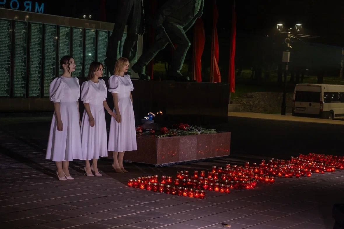 ЧТИМ И ПОМНИМ. Сахалинские полицейские зажгли свечи у мемориала Славы в 85ю годовщину начала Великой Отечественной войны Ранним утром 22 июня 2026 года, ровно в 4 часа, в Южно-Сахалинске прошла всероссийская акция «Свеча... ЧТИМ И ПОМНИМ. Сахалинские полицейские зажгли свечи у мемориала Славы в 85ю годовщину начала Великой Отечественной войны Ранним утром 22 июня 2026 года, ровно в 4 часа, в Южно-Сахалинске прошла всероссийская акция «Свеча...
