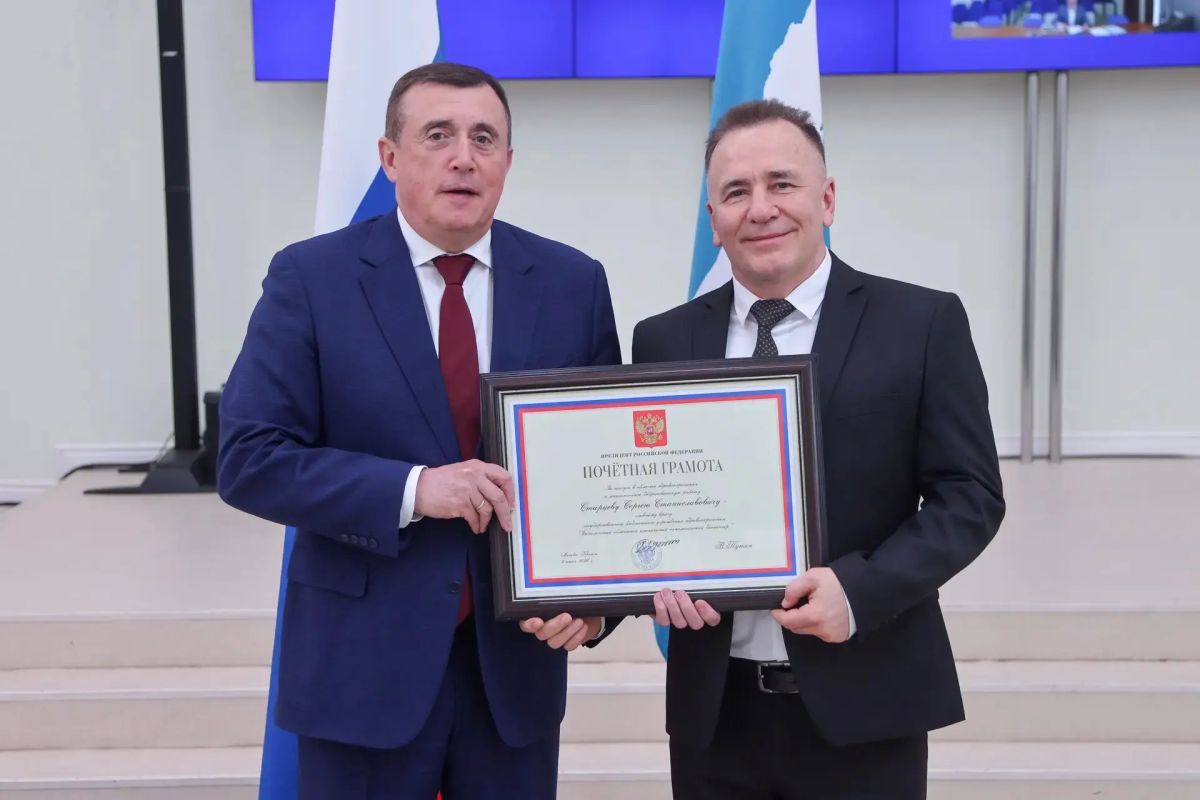 Высокой награды - Почетной грамоты Президента РФ Владимира Путина удостоен главный врач Сахалинского областного клинического диспансера Сергей Старцев