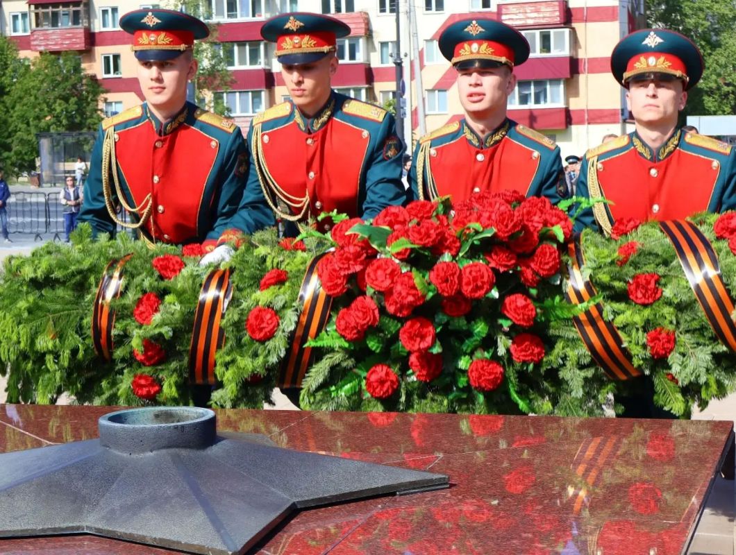 Сегодня, 22 июня 2026 года, первый заместитель прокурора Сахалинской области Дмитрий Силин принял участие в торжественной церемонии возложения цветов к Вечному огню Сегодня, 22 июня 2026 года, первый заместитель прокурора Сахалинской области Дмитрий Силин принял участие в торжественной церемонии возложения цветов к Вечному огню