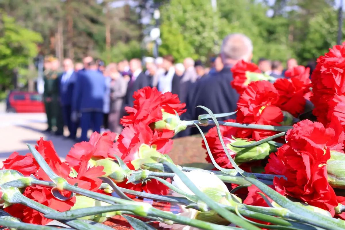 Сегодня, 22 июня 2026 года, первый заместитель прокурора Сахалинской области Дмитрий Силин принял участие в торжественной церемонии возложения цветов к Вечному огню Сегодня, 22 июня 2026 года, первый заместитель прокурора Сахалинской области Дмитрий Силин принял участие в торжественной церемонии возложения цветов к Вечному огню