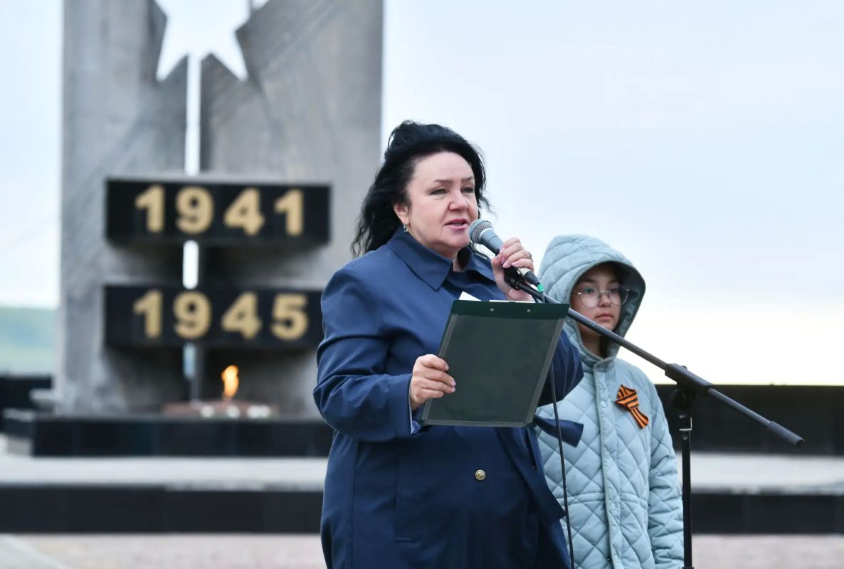 Сегодня, как и каждый год, в сквер Победы пришли горожане, чтобы почтить память тех, кто отдал свою жизнь на поле боя, и выразить скорбь о невинно убиенных Сегодня, как и каждый год, в сквер Победы пришли горожане, чтобы почтить память тех, кто отдал свою жизнь на поле боя, и выразить скорбь о невинно убиенных