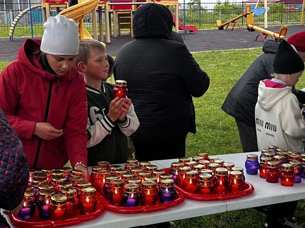 Сила памяти. В День памяти и скорби на территории Рейдовского сельского клуба прошла всероссийская акция «Свеча памяти» — момент тишины, уважения и глубокой благодарности тем, кто подарил нам мирное будущее Сила памяти. В День памяти и скорби на территории Рейдовского сельского клуба прошла всероссийская акция «Свеча памяти» — момент тишины, уважения и глубокой благодарности тем, кто подарил нам мирное будущее
