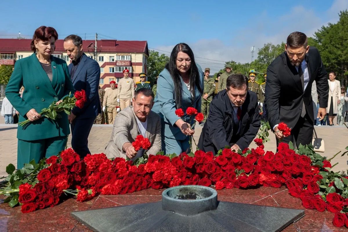 В День памяти и скорби на площади Славы состоялась церемония возложения цветов к Вечному огню В День памяти и скорби на площади Славы состоялась церемония возложения цветов к Вечному огню
