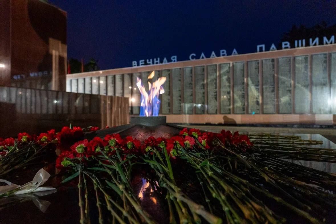 ЧТИМ И ПОМНИМ. Сахалинские полицейские зажгли свечи у мемориала Славы в 85ю годовщину начала Великой Отечественной войны Ранним утром 22 июня 2026 года, ровно в 4 часа, в Южно-Сахалинске прошла всероссийская акция «Свеча... ЧТИМ И ПОМНИМ. Сахалинские полицейские зажгли свечи у мемориала Славы в 85ю годовщину начала Великой Отечественной войны Ранним утром 22 июня 2026 года, ровно в 4 часа, в Южно-Сахалинске прошла всероссийская акция «Свеча...