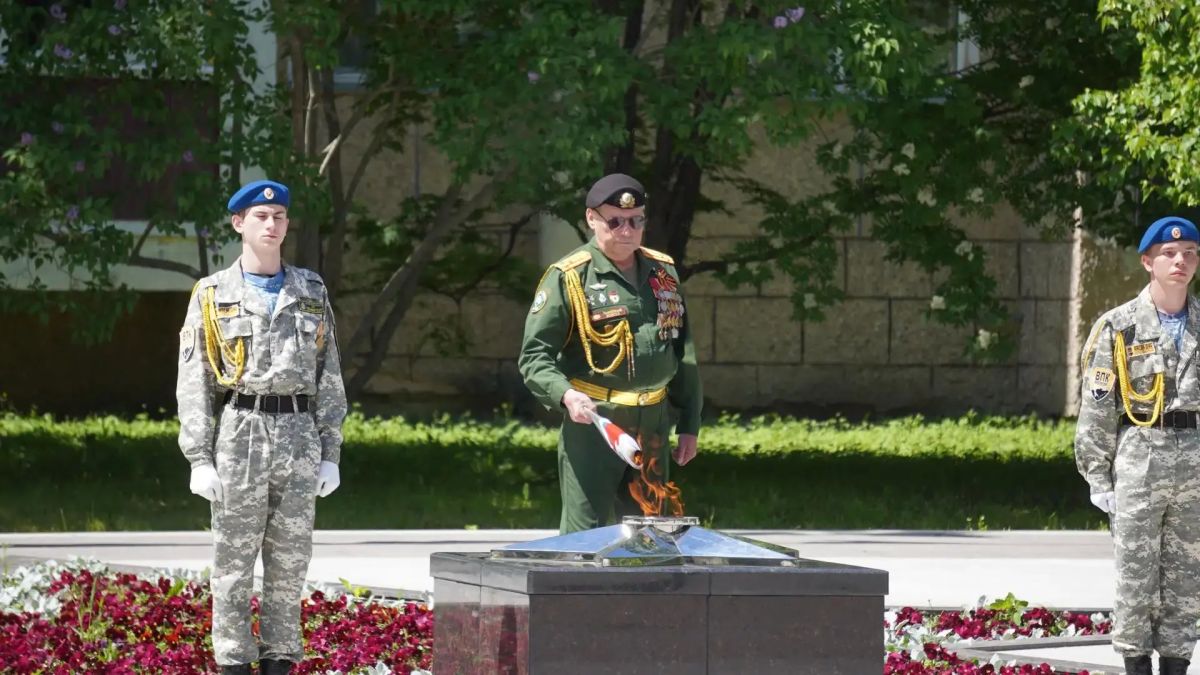 В Аниве впервые зажгли Вечный огонь В Аниве впервые зажгли Вечный огонь