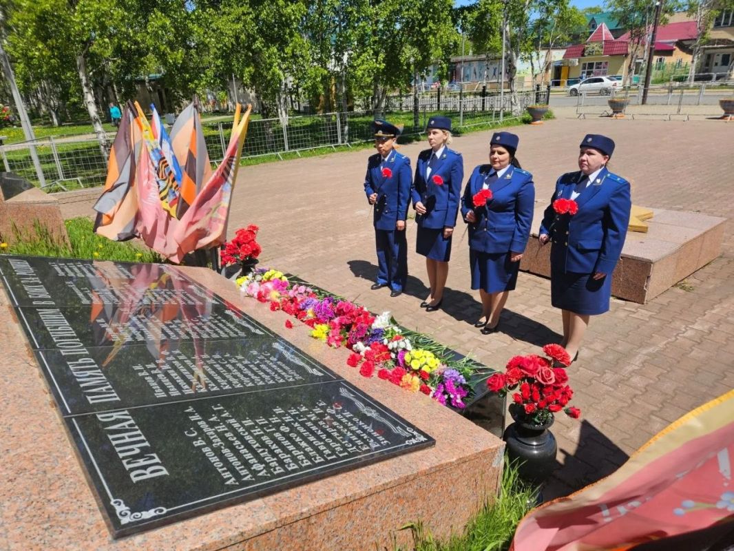 В День памяти и скорби работники городских, районных и специализированных прокуратур возложили цветы к памятникам павших героев В День памяти и скорби работники городских, районных и специализированных прокуратур возложили цветы к памятникам павших героев