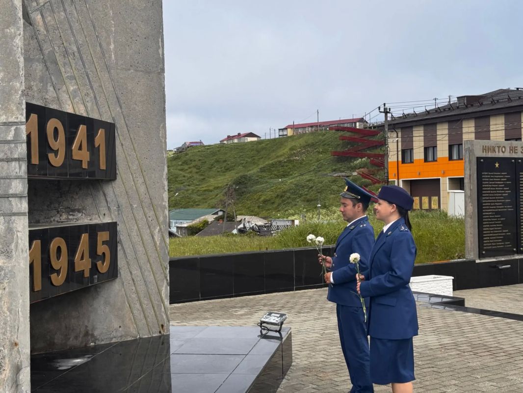 В День памяти и скорби работники городских, районных и специализированных прокуратур возлидили цветы к памятника павших героев В День памяти и скорби работники городских, районных и специализированных прокуратур возлидили цветы к памятника павших героев