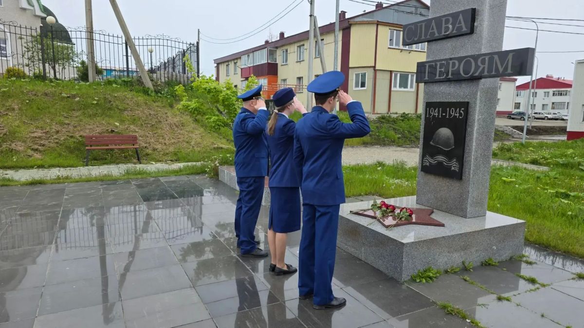 В День памяти и скорби работники городских, районных и специализированных прокуратур возлидили цветы к памятника павших героев В День памяти и скорби работники городских, районных и специализированных прокуратур возлидили цветы к памятника павших героев