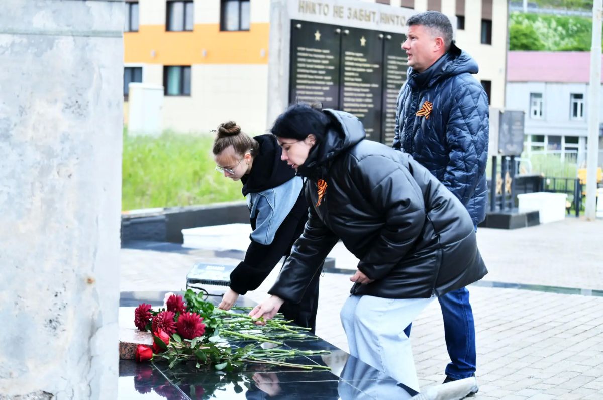 Сегодня, как и каждый год, в сквер Победы пришли горожане, чтобы почтить память тех, кто отдал свою жизнь на поле боя, и выразить скорбь о невинно убиенных Сегодня, как и каждый год, в сквер Победы пришли горожане, чтобы почтить память тех, кто отдал свою жизнь на поле боя, и выразить скорбь о невинно убиенных