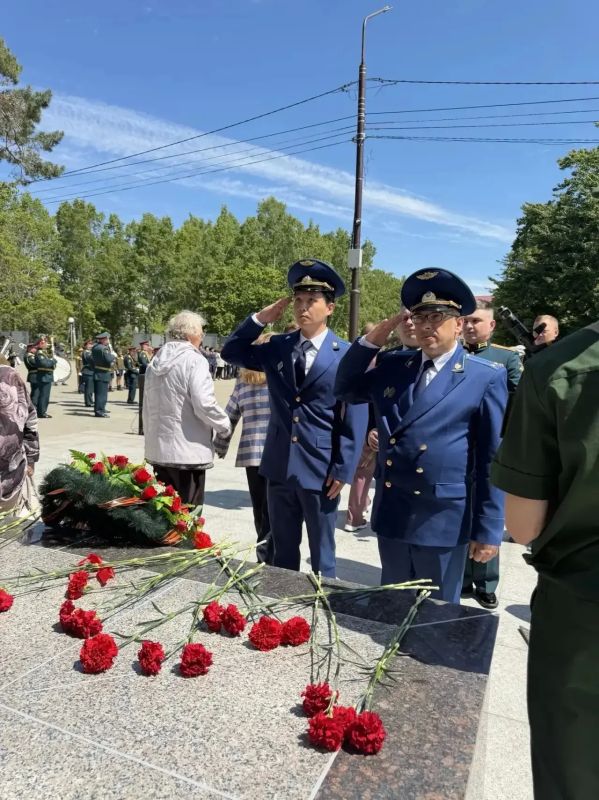 В День памяти и скорби работники городских, районных и специализированных прокуратур возлидили цветы к памятника павших героев В День памяти и скорби работники городских, районных и специализированных прокуратур возлидили цветы к памятника павших героев