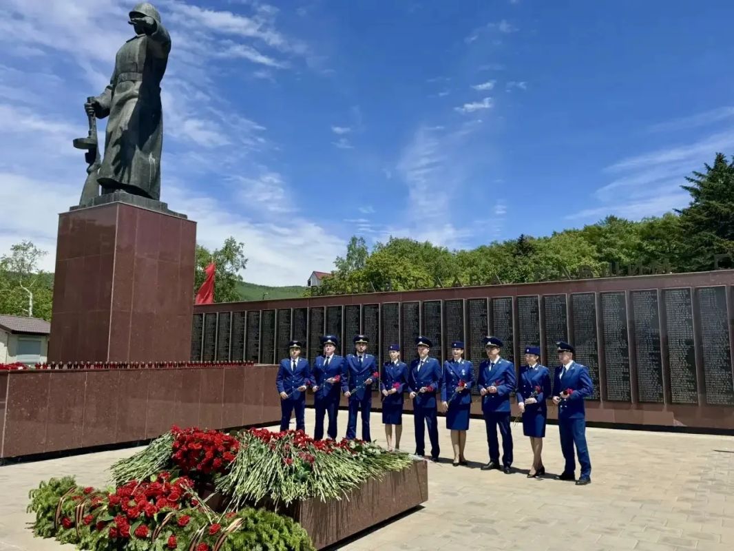 В День памяти и скорби работники городских, районных и специализированных прокуратур возлидили цветы к памятника павших героев В День памяти и скорби работники городских, районных и специализированных прокуратур возлидили цветы к памятника павших героев