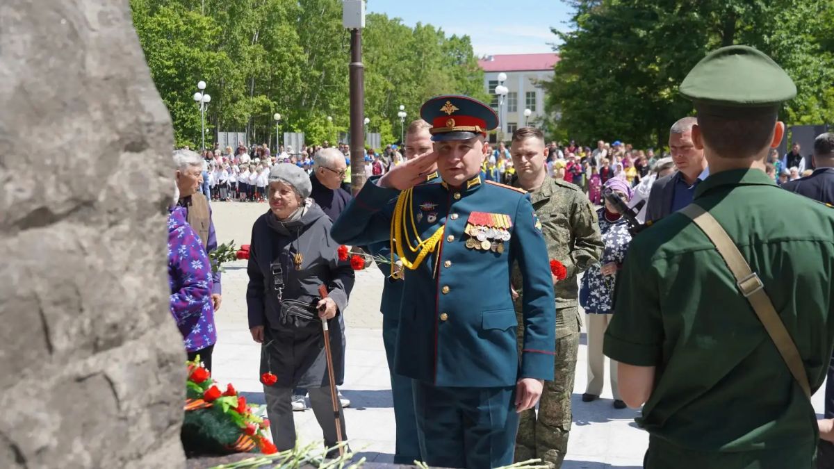 В Аниве впервые зажгли Вечный огонь В Аниве впервые зажгли Вечный огонь