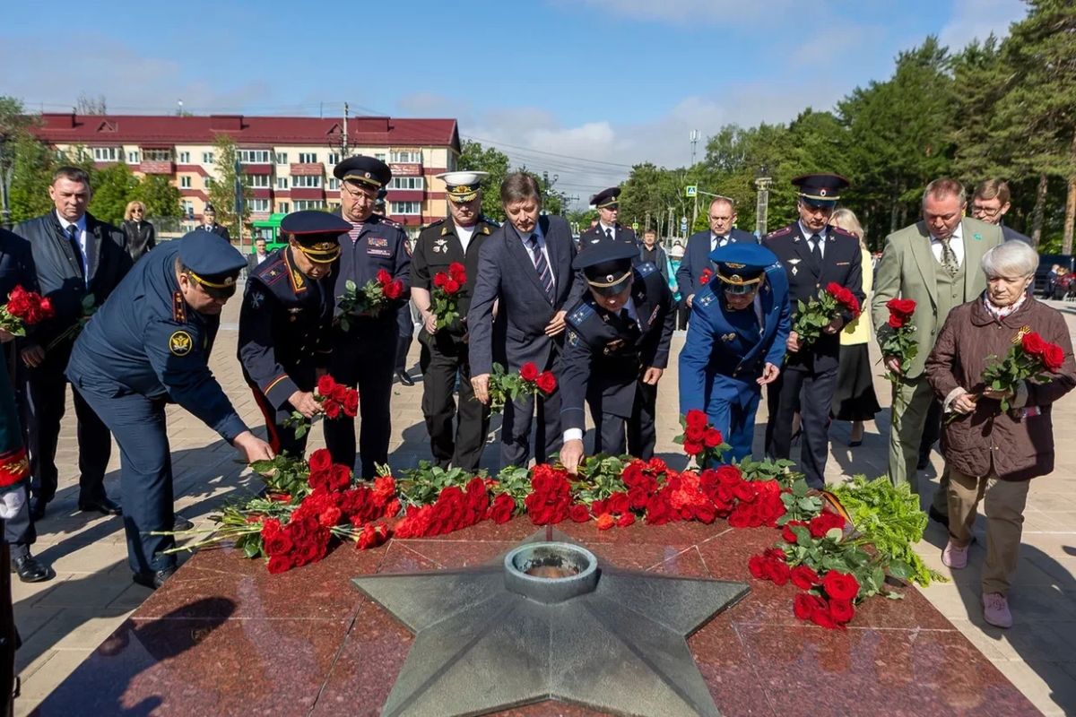 В День памяти и скорби на площади Славы состоялась церемония возложения цветов к Вечному огню В День памяти и скорби на площади Славы состоялась церемония возложения цветов к Вечному огню