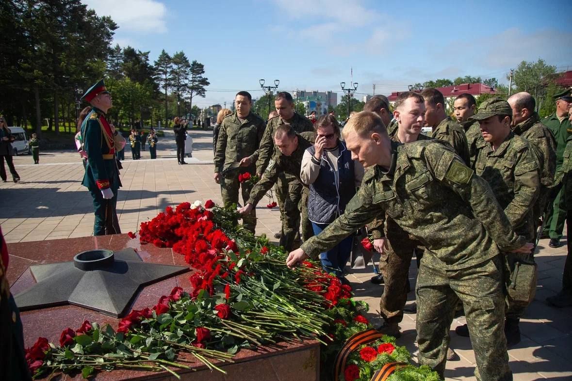 Начальник УМВД России по Сахалинской области , руководство и личный состав почтили память павших героев в День памяти и скорби Начальник УМВД России по Сахалинской области , руководство и личный состав почтили память павших героев в День памяти и скорби