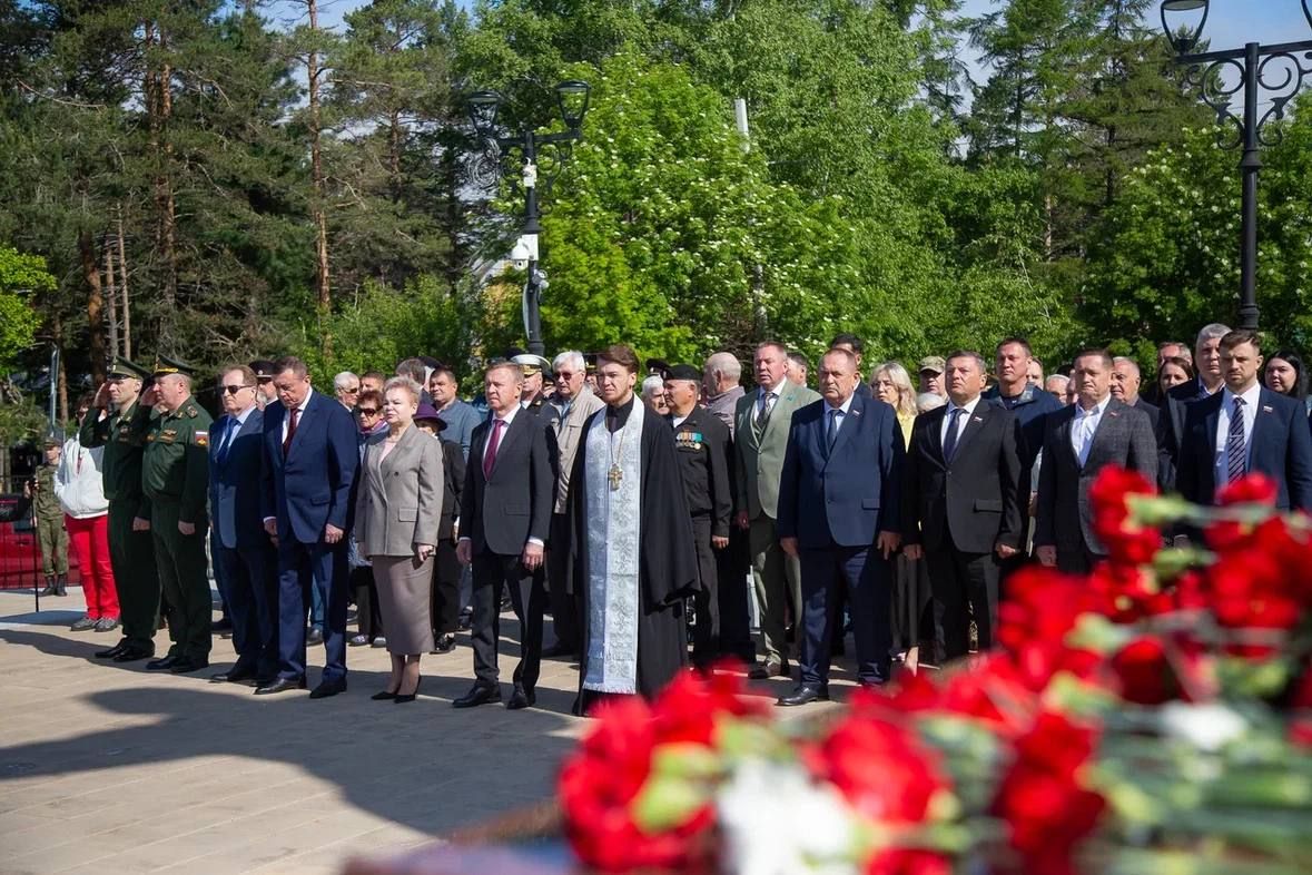 Начальник УМВД России по Сахалинской области , руководство и личный состав почтили память павших героев в День памяти и скорби Начальник УМВД России по Сахалинской области , руководство и личный состав почтили память павших героев в День памяти и скорби