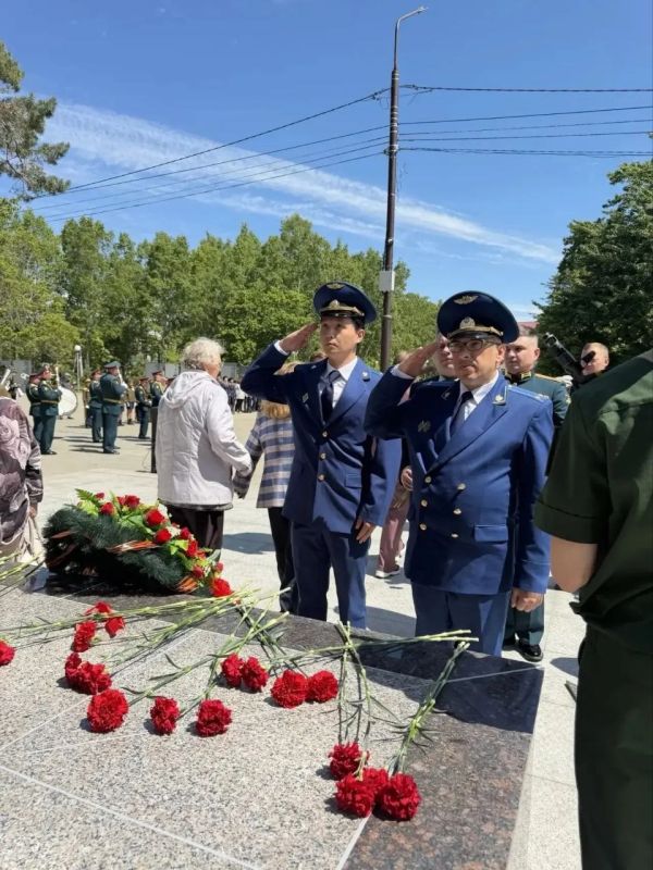 В День памяти и скорби работники городских, районных и специализированных прокуратур возложили цветы к памятникам павших героев В День памяти и скорби работники городских, районных и специализированных прокуратур возложили цветы к памятникам павших героев