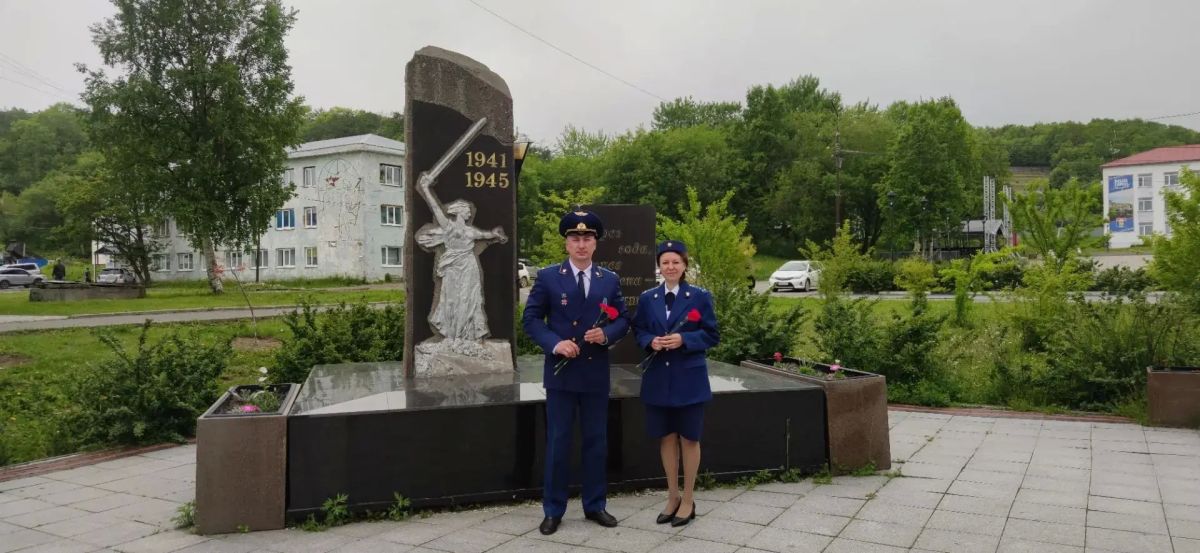 В День памяти и скорби работники городских, районных и специализированных прокуратур возлидили цветы к памятника павших героев В День памяти и скорби работники городских, районных и специализированных прокуратур возлидили цветы к памятника павших героев