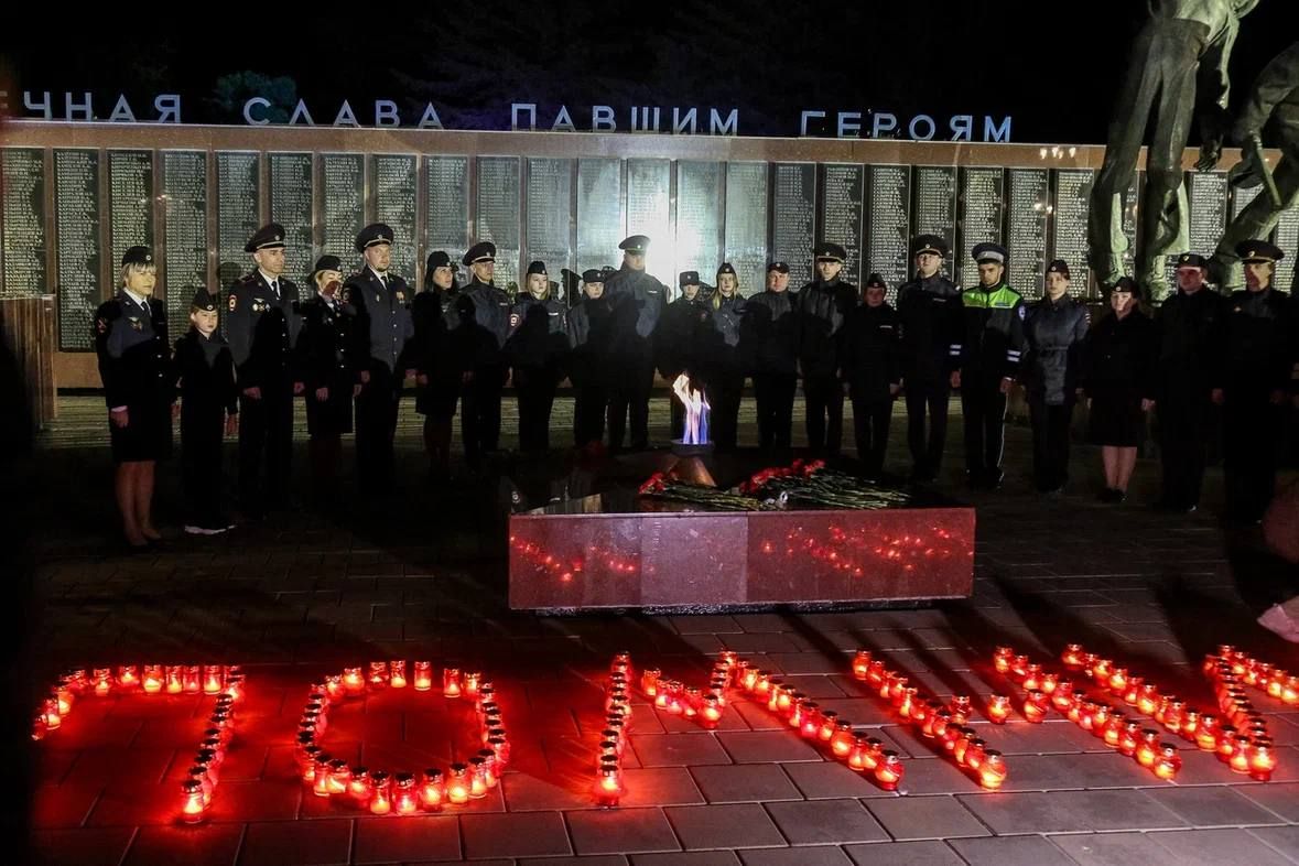 ЧТИМ И ПОМНИМ. Сахалинские полицейские зажгли свечи у мемориала Славы в 85ю годовщину начала Великой Отечественной войны Ранним утром 22 июня 2026 года, ровно в 4 часа, в Южно-Сахалинске прошла всероссийская акция «Свеча... ЧТИМ И ПОМНИМ. Сахалинские полицейские зажгли свечи у мемориала Славы в 85ю годовщину начала Великой Отечественной войны Ранним утром 22 июня 2026 года, ровно в 4 часа, в Южно-Сахалинске прошла всероссийская акция «Свеча...