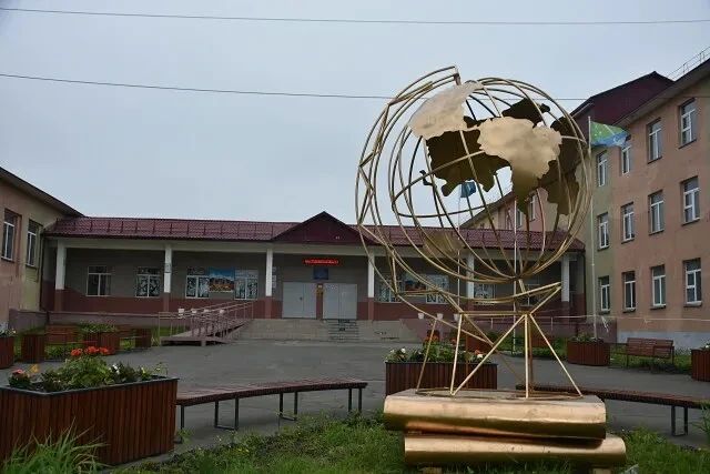 Школьный двор как мечта: в Долинске появился «Глобус» благодаря идеям учеников