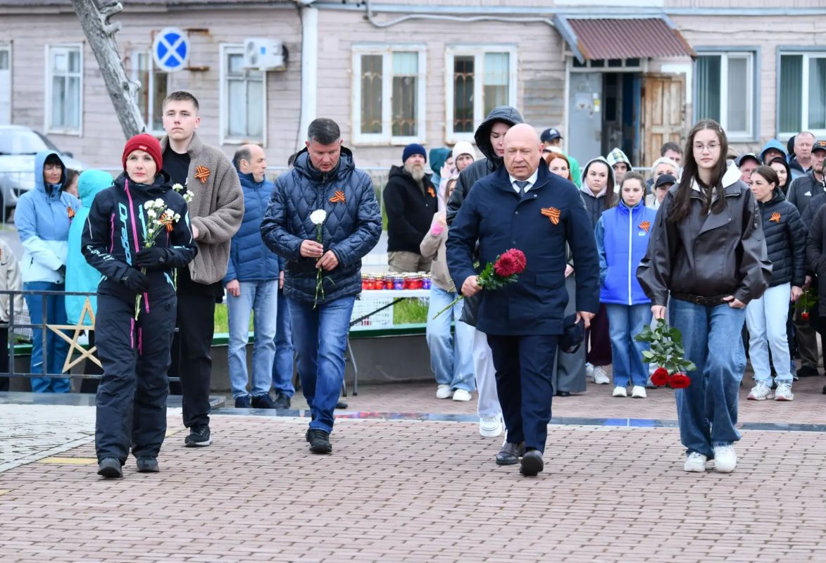 Сегодня, как и каждый год, в сквер Победы пришли горожане, чтобы почтить память тех, кто отдал свою жизнь на поле боя, и выразить скорбь о невинно убиенных Сегодня, как и каждый год, в сквер Победы пришли горожане, чтобы почтить память тех, кто отдал свою жизнь на поле боя, и выразить скорбь о невинно убиенных