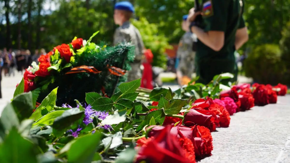 В Аниве впервые зажгли Вечный огонь В Аниве впервые зажгли Вечный огонь