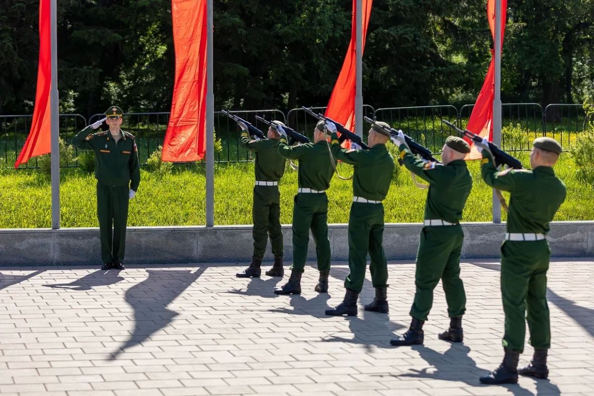 В День памяти и скорби на площади Славы состоялась церемония возложения цветов к Вечному огню В День памяти и скорби на площади Славы состоялась церемония возложения цветов к Вечному огню