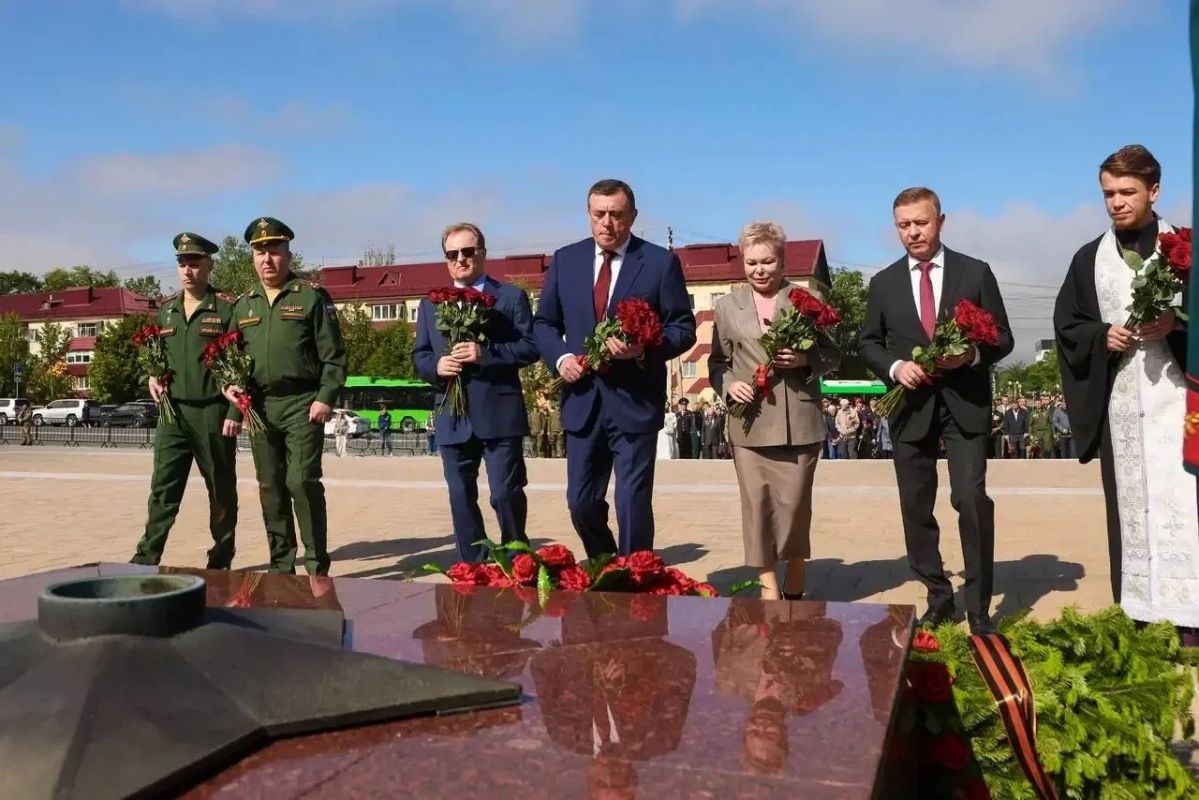 Депутаты областной Думы приняли участие в церемонии возложения цветов в День памяти и скорби