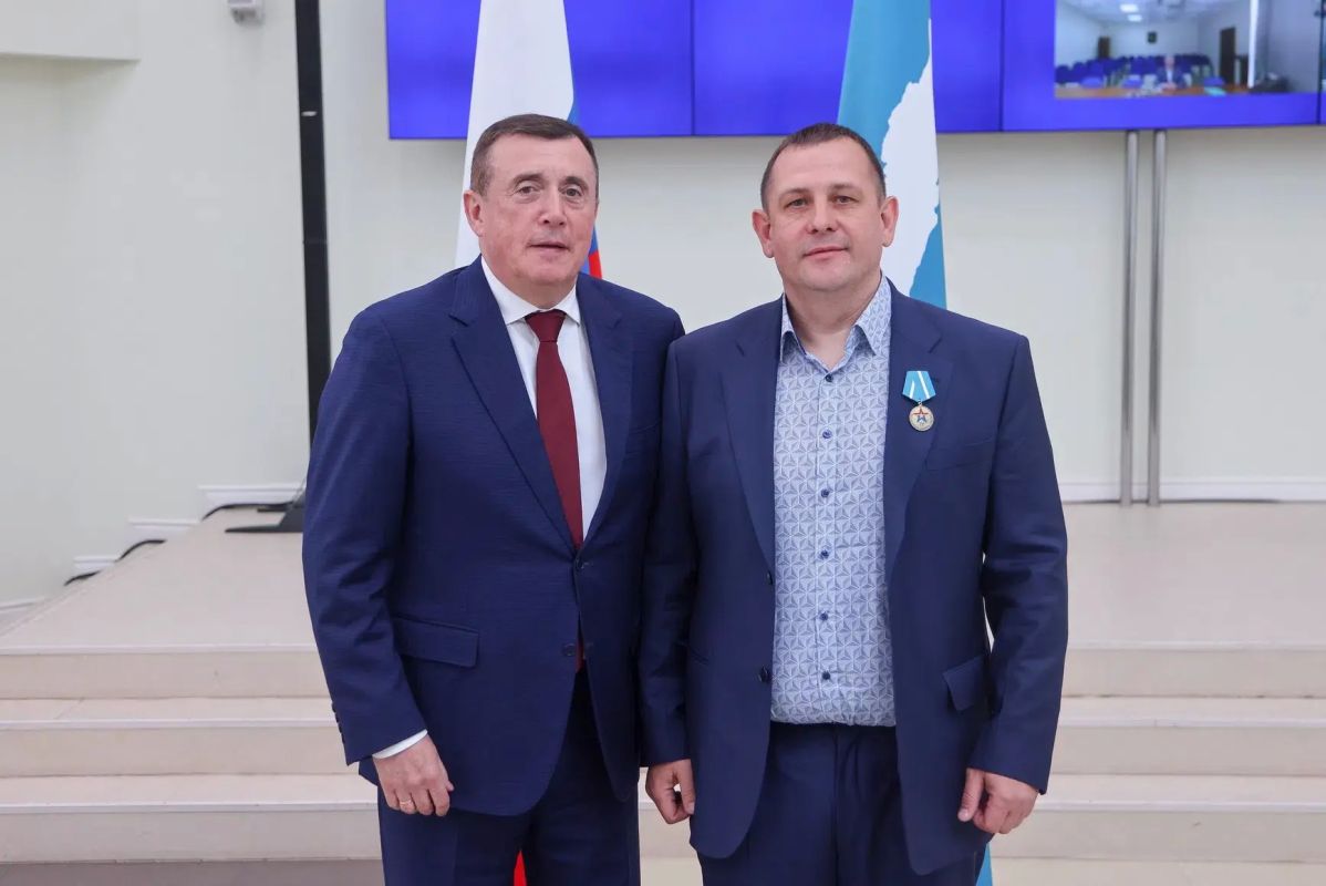 За помощь фронту!. На очередном заседании Правительства Сахалинской области губернатор Валерий Лимаренко лично наградил трёх предпринимателей медалью Сахалинской области «Сахалинская область — фронту» IV степени за... За помощь фронту!. На очередном заседании Правительства Сахалинской области губернатор Валерий Лимаренко лично наградил трёх предпринимателей медалью Сахалинской области «Сахалинская область — фронту» IV степени за...