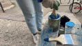 В Макарове покрасили скамейки по просьбе вдовы ветерана ВОВ