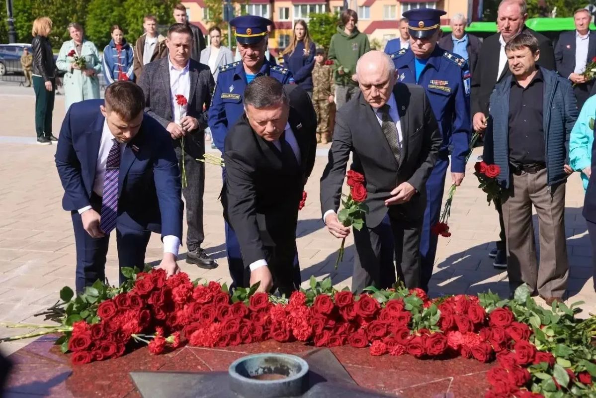 Депутаты областной Думы приняли участие в церемонии возложения цветов в День памяти и скорби Депутаты областной Думы приняли участие в церемонии возложения цветов в День памяти и скорби