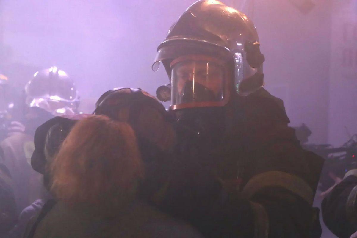 Пожарные провели совместные учения по ликвидации пожара в крупном торговом центре Южно-Сахалинска Пожарные провели совместные учения по ликвидации пожара в крупном торговом центре Южно-Сахалинска