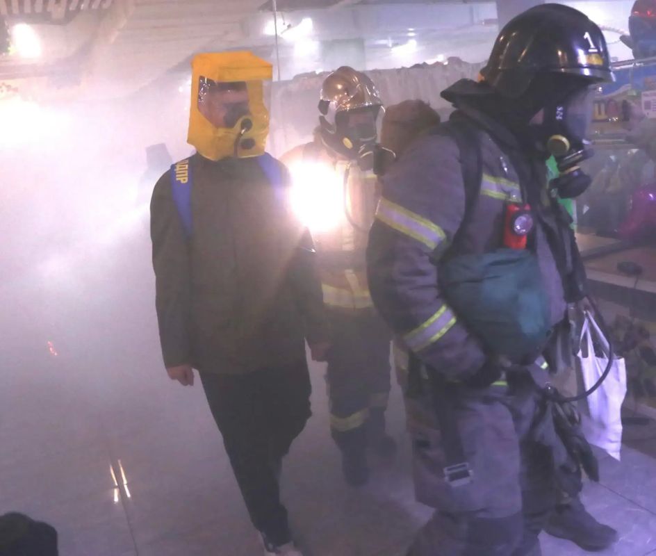 Пожарные провели совместные учения по ликвидации пожара в крупном торговом центре Южно-Сахалинска Пожарные провели совместные учения по ликвидации пожара в крупном торговом центре Южно-Сахалинска