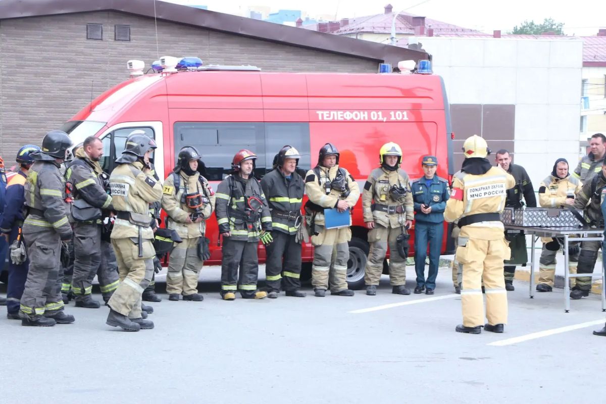 Пожарные провели совместные учения по ликвидации пожара в крупном торговом центре Южно-Сахалинска