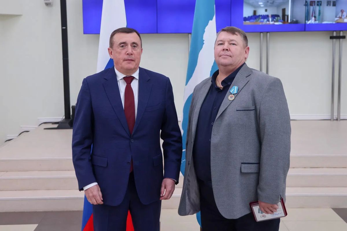 За помощь фронту!. На очередном заседании Правительства Сахалинской области губернатор Валерий Лимаренко лично наградил трёх предпринимателей медалью Сахалинской области «Сахалинская область — фронту» IV степени за... За помощь фронту!. На очередном заседании Правительства Сахалинской области губернатор Валерий Лимаренко лично наградил трёх предпринимателей медалью Сахалинской области «Сахалинская область — фронту» IV степени за...