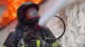 На Сахалине огнеборцы МЧС России ликвидируют пожар на складе