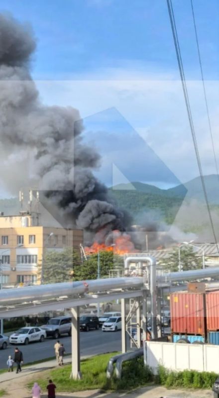 Пожар площадью 900 "квадратов" вспыхнул на складе в Южно-Сахалинске, сообщили в региональном МЧС