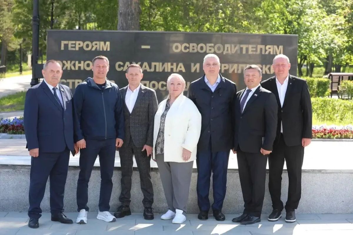 Депутаты областной Думы приняли участие в церемонии возложения цветов в День памяти и скорби Депутаты областной Думы приняли участие в церемонии возложения цветов в День памяти и скорби