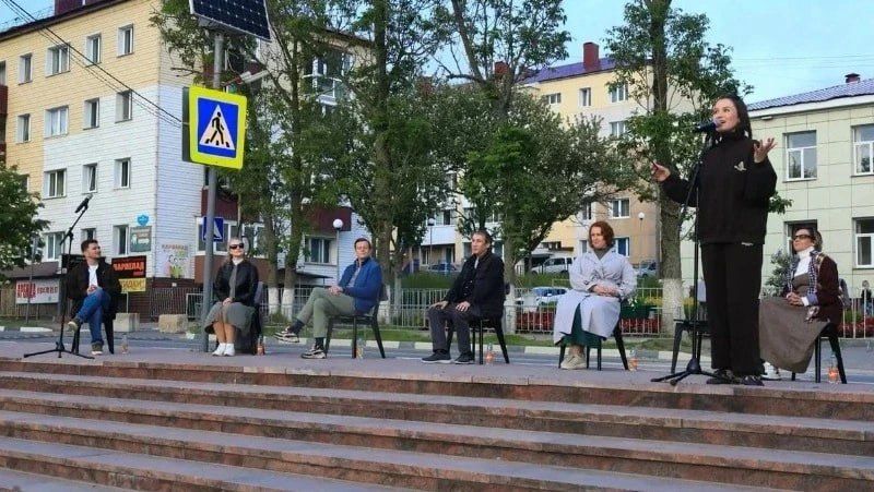 Площадь в Корсакове превратилась в театральную сцену: зрители увидели спектакль #Люблюнемогу